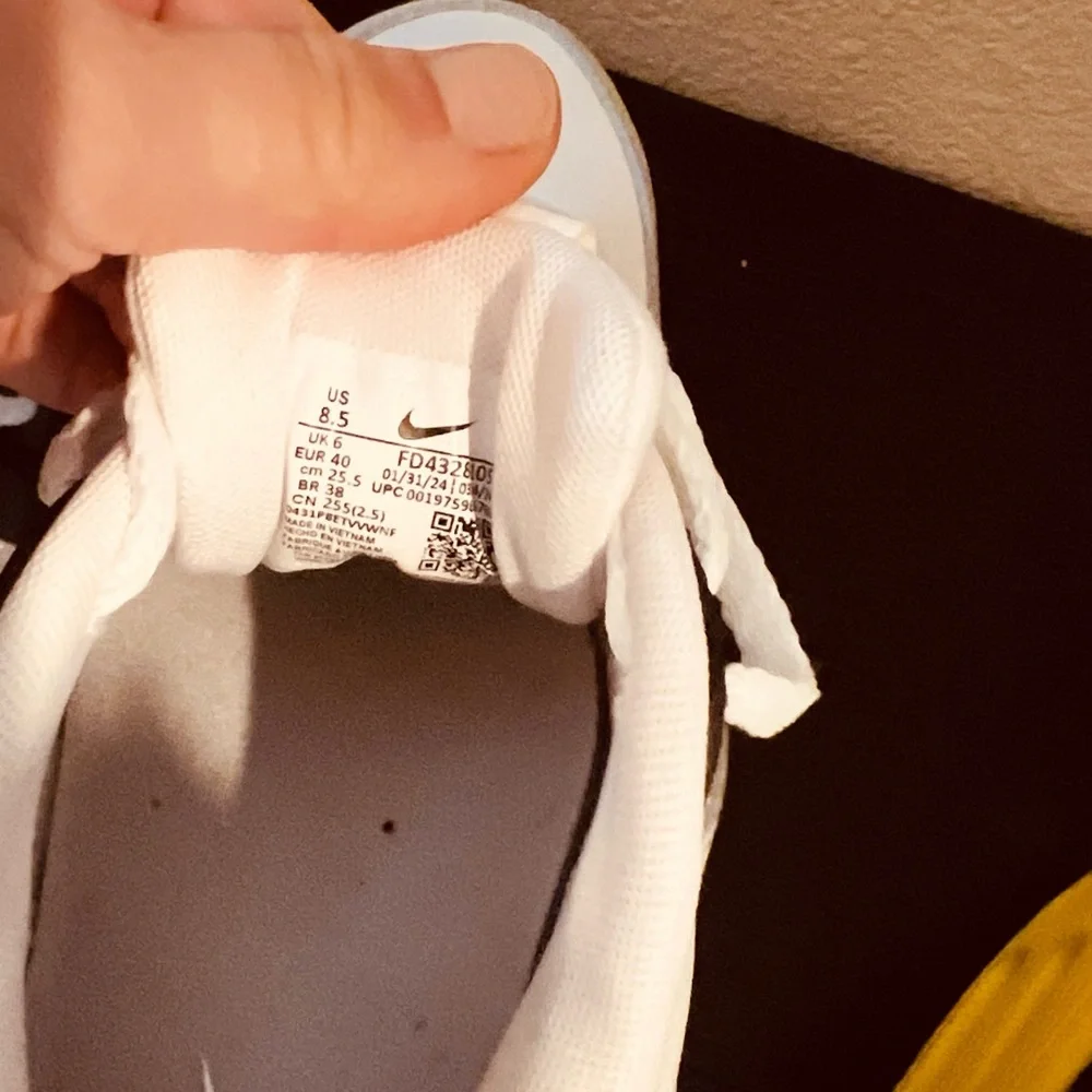 Nike Air Max 90 LV8 Sneakers. No tags but never worn . - Picture 6 of 6